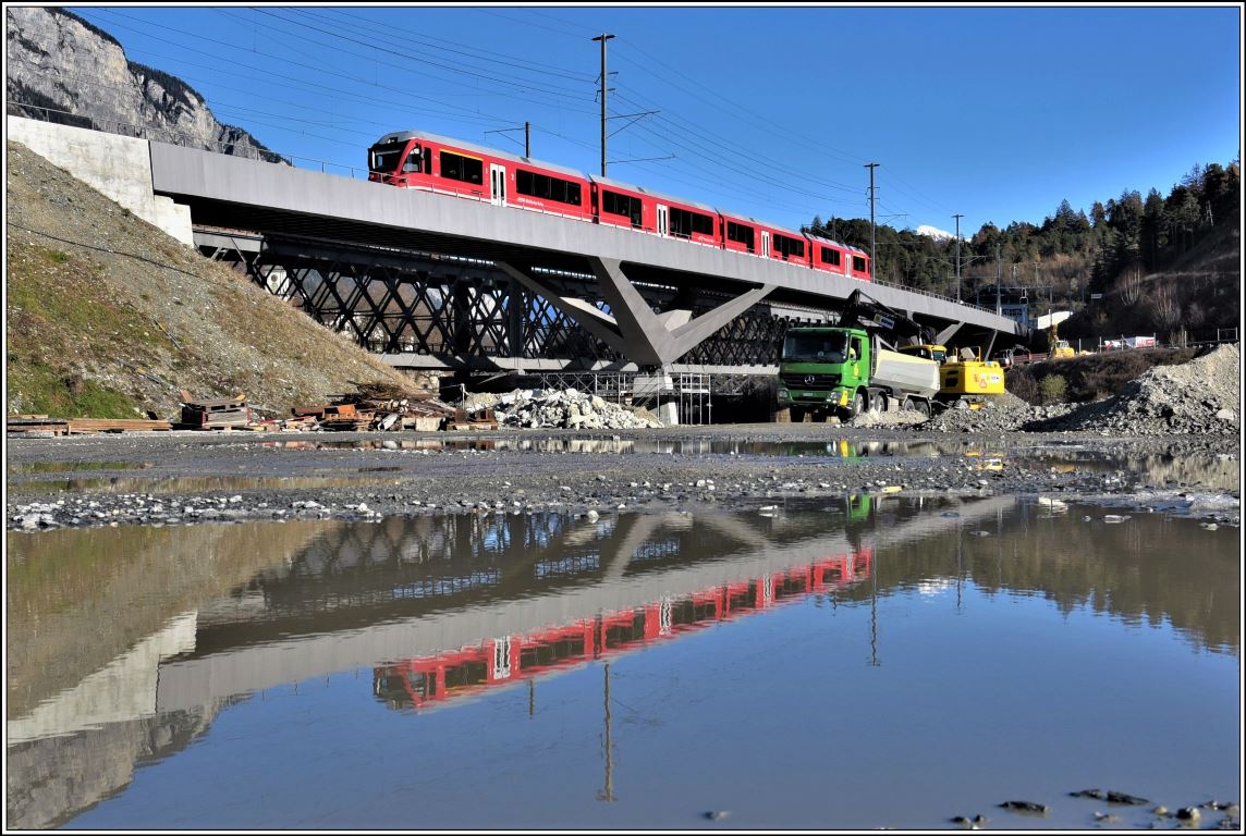 S2 1557 nach Thusis mit ABe 4/16 3104 auf der neuen Hinterrheinbrücke in Reichenau-Tamins. (05.12.2019)