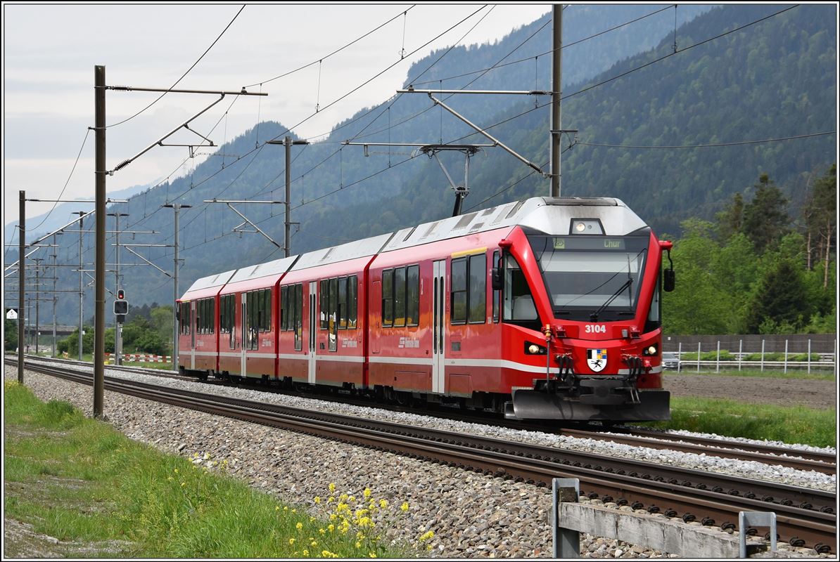 S2 1558 mit ABe 4/15 3104 zwischen Felsberg und Chur West. (02.05.2018)