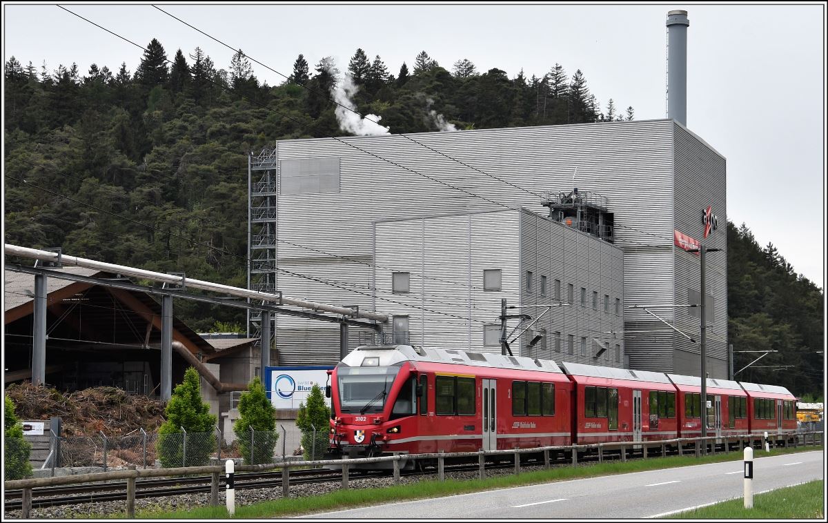 S2 1558 mit ABe 4/16 3102 in Ems Werk. (02.05.2018)