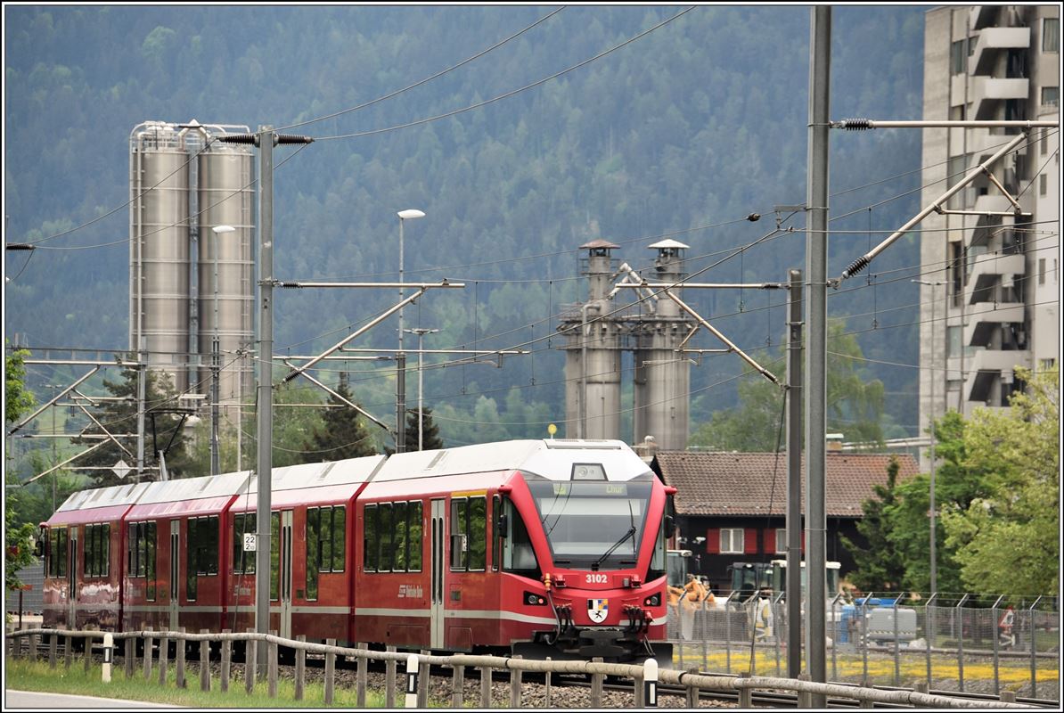 S2 1558 mit ABe 4/16 3102 bei der Ems Chemie. (02.05.2018)