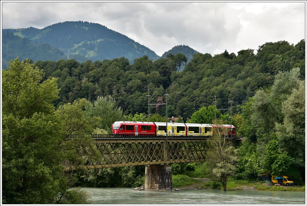 S2 1558 mit Abe 4/16 3104 auf der Hinterrheinbrücke bei Reichenau-Tamins. (14.06.2016)
