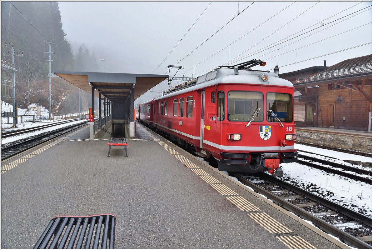 S2 1558 mit Be 4/4 515 in Reichenau-Tamins. (21.12.2016)