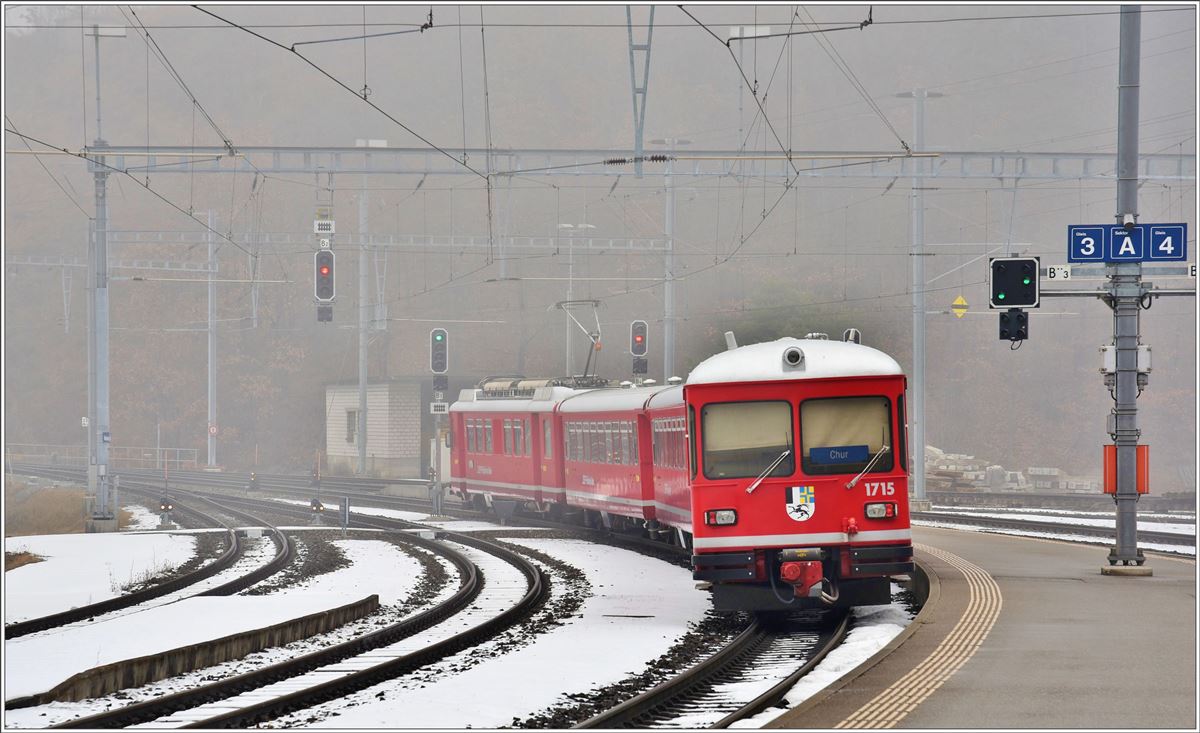 S2 1558 mit Be 4/4 515 und ABt 1715 in Reichenaus-Tamins. (21.12.2016)