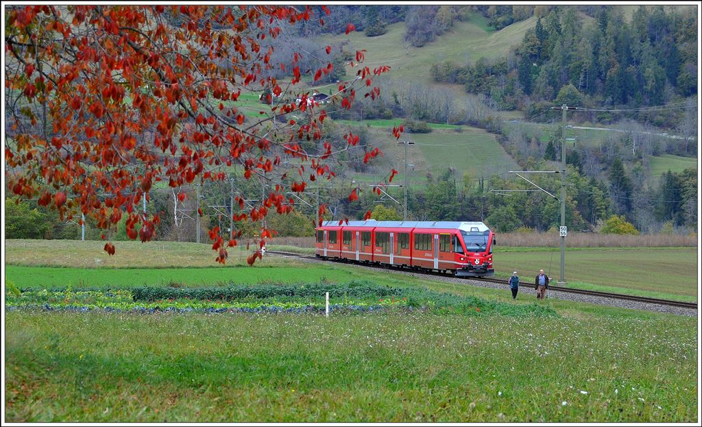S2 1559 mit ABe 4/6 3103 zwischen Reichenau-Tamins und Bonaduz. (30.10.2014)