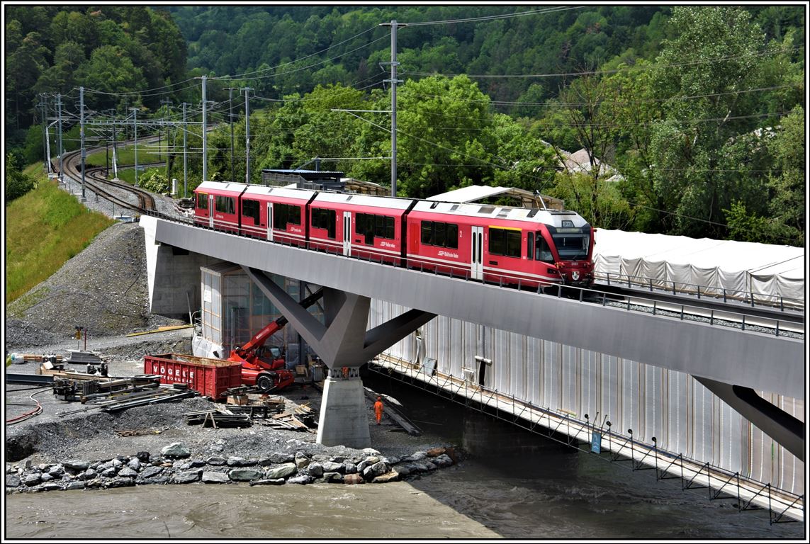 S2 1559 nach Thusis mit ABe 4/16 3101 auf der neuen Hinterrheinbrücke in Reichenau-Tamins. (11.06.2019)
