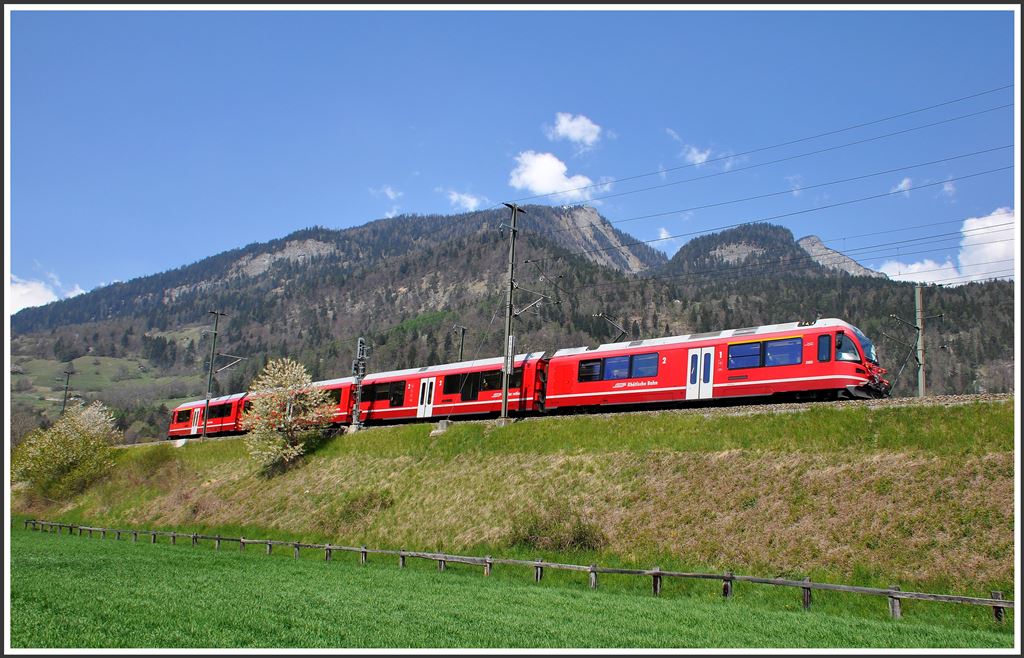 S2 1560 mit dem Allegra 3103 kurz vor Reichenau-Tamins. (23.04.2015)
