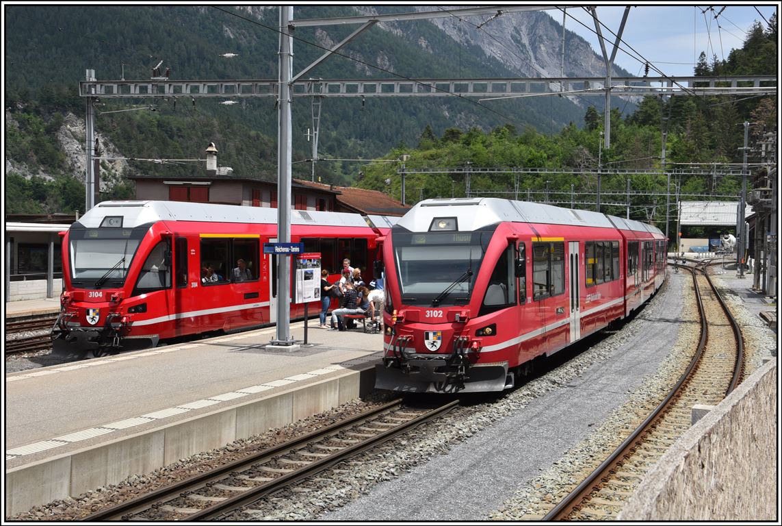 S2 1560 nach Chur mit ABe 4/16 3104 und S2 1557 nach Thusis mit ABe 4/16 3102 begegnen sich in Reichenau-Tamins. (14.06.2019)
