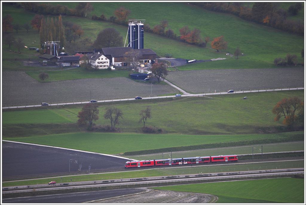 S2 1561 in Chur Emserstrasse zwischen Chur West und Felsberg. (09.11.2014)