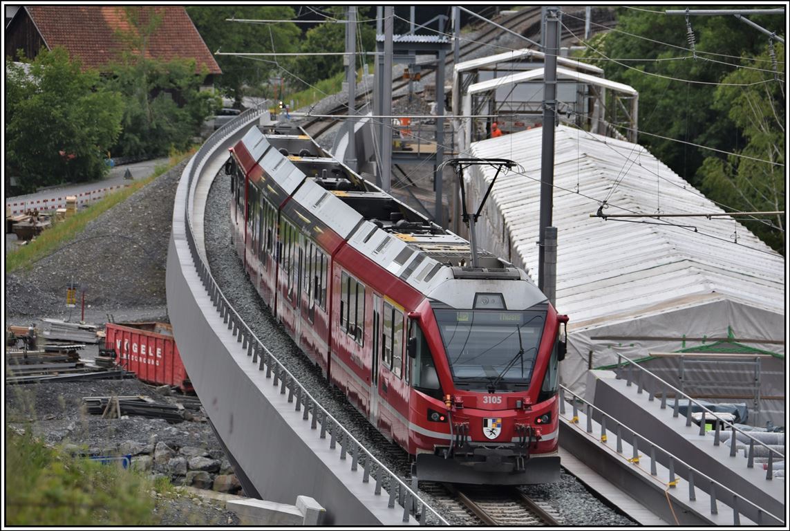 S2 1561 nach Thusis mit ABe 4/16 3105 auf der neuen Hinterrheinbrücke bei Reichenau-Tamins. Daneben wird die alte Brücke saniert. (11.06.2019)