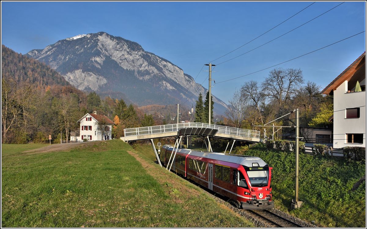 S2 1561 nach Thusis mit ABe 4/16 3104 beim Weiler Campagna zwischen Reichenau-Tamins und Bonaduz. Im Hintergrund der Taminser Calanda. (25.11.2019)