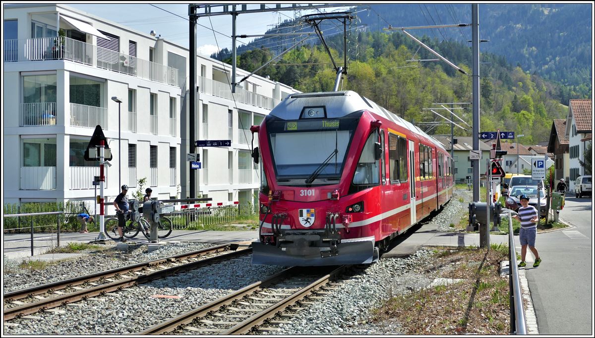 S2 1561 nach Thusis mit ABe 4/16 3101 in Rhäzüns. (18.04.2020)