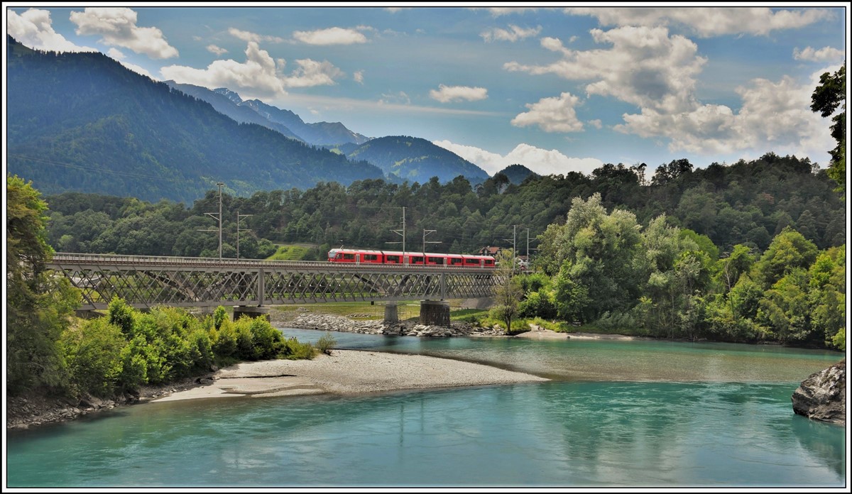 S2 1561 nach Thusis überquert den Hinterrhein, der sich hier in Reichenau-Tamins mit dem Vorderrhein vereinigt. (31.05.2020)