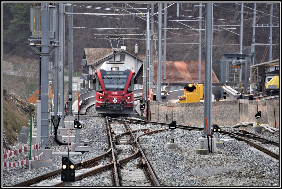 S2 1562 nach Chur mit ABe 4/16 3102 nähert sich dem Bahnhof Reichenau-Tamins. (02.04.2019)