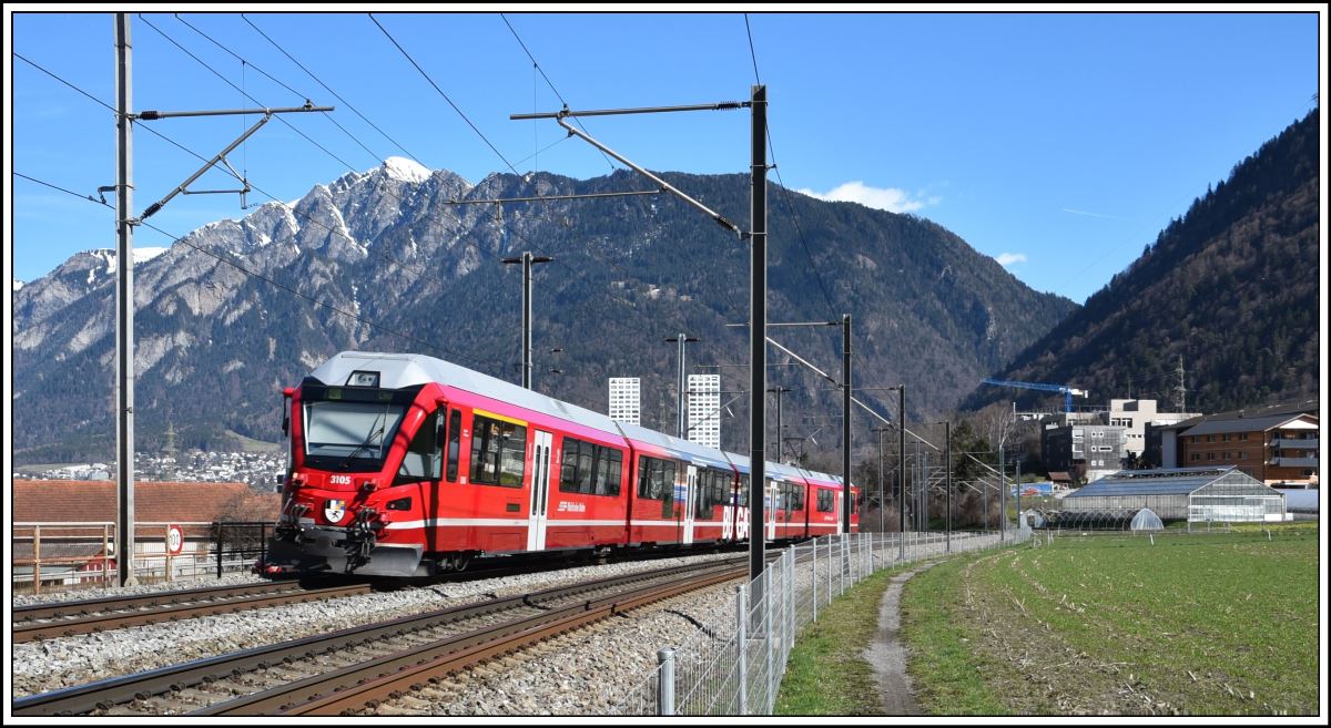 S2 1562 von Thusis mit ABe 4/16 3105 zwischen Felsberg und Chur West. (15.03.2020)