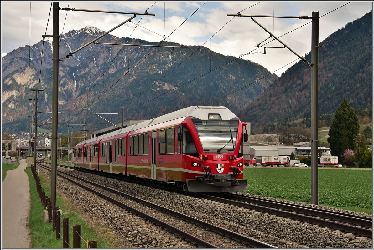 S2 1563 mit ABe 4/16 3104 zwischen Felsberg und Domat/Ems. (10.04.2018)