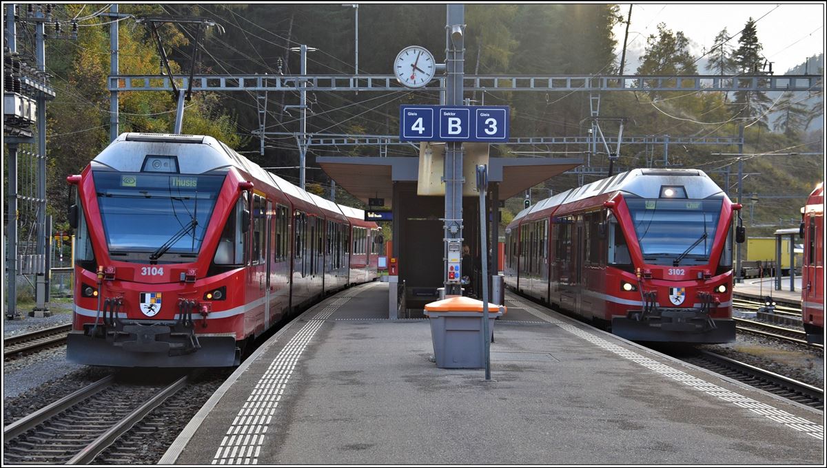 S2 1563 mit ABe 4/16 3104 nach Thusis und S2 1566 mit ABe 4/16 3102 nach Chur begegnen sich in Reichenau-Tamins. (06.11.2019)