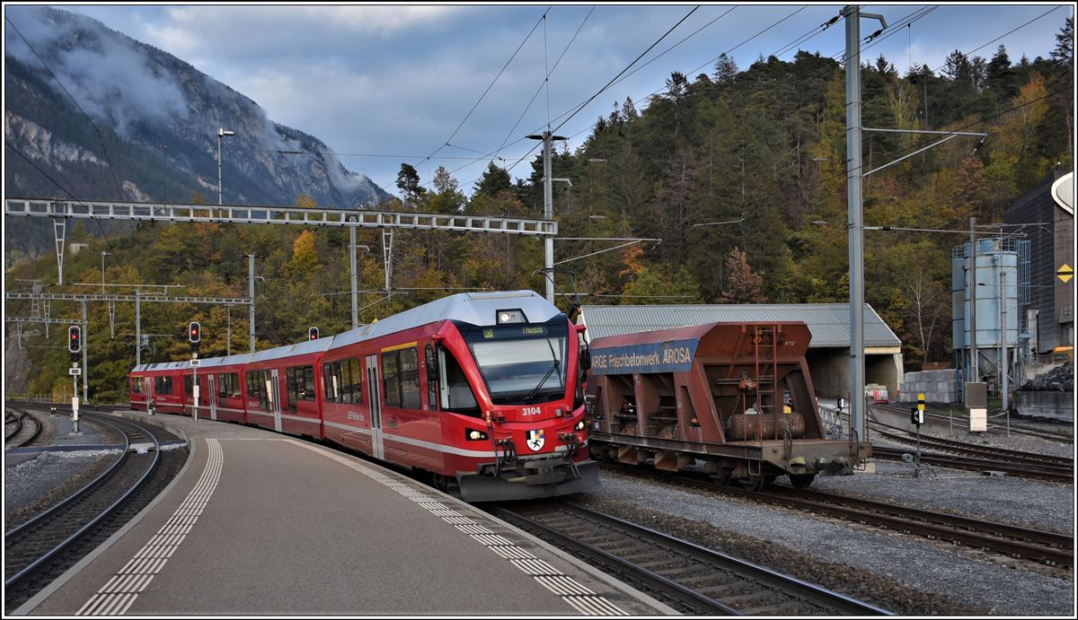 S2 1563 mit ABe 4/16 3104 nach Thusis in Reichenau-Tamins. (06.11.2019)