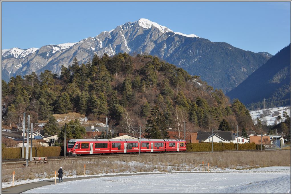 S2 1564 mit Allegra 3103 mit dem 2266m hohen Montalin bei Ems Werk. (26.01.2016)