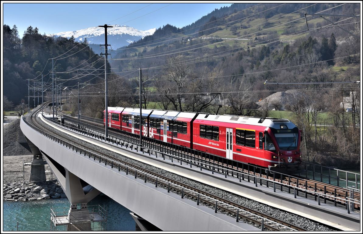 S2 1566 mit ABe 4/16 3105 nach Chur auf der Hinterrheinbrücke in Reichenau-Tamins. (01.04.2020)
