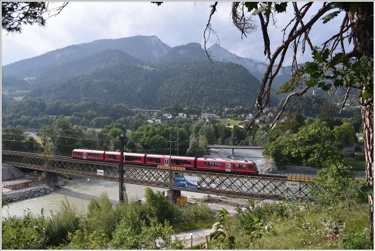 S2 1567 mit Allegra 3102 auf der Hinterrheinbrücke in Reichenau. (23.06.2017)