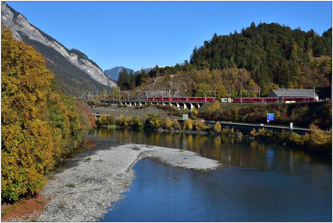 S2 1661 und 1564 mit je einem Allegra ABe 4/16 begenen sich in Reichenau-Tamins. (03.11.2018)