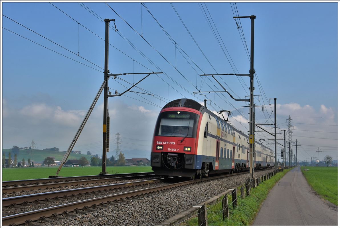 S2 18252 nach Zürich Flughafen mit 514 044-7 bei Siebnen-Wangen. (27.10.2016)