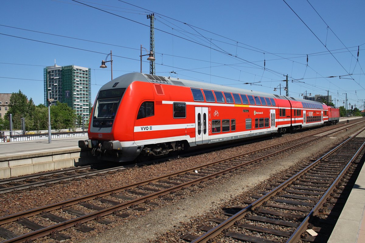 S2 von Dresden Flughafen nach Pirna macht sich am 27.5.2017 im Dresdener Hauptbahnhof auf den Weg. Zuglok war 143 909.