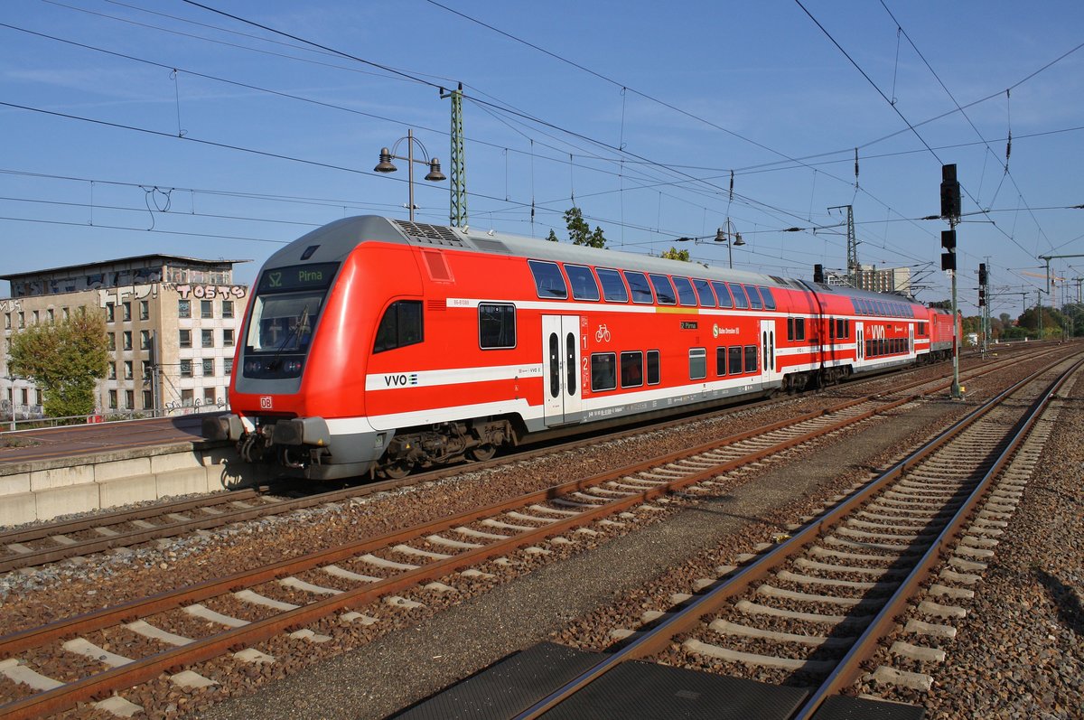 S2 von Dresden Flughafen nach Pirna verlässt am 30.9.2017 den Dresdener Hauptbahnhof. Zuglok war 143 828.