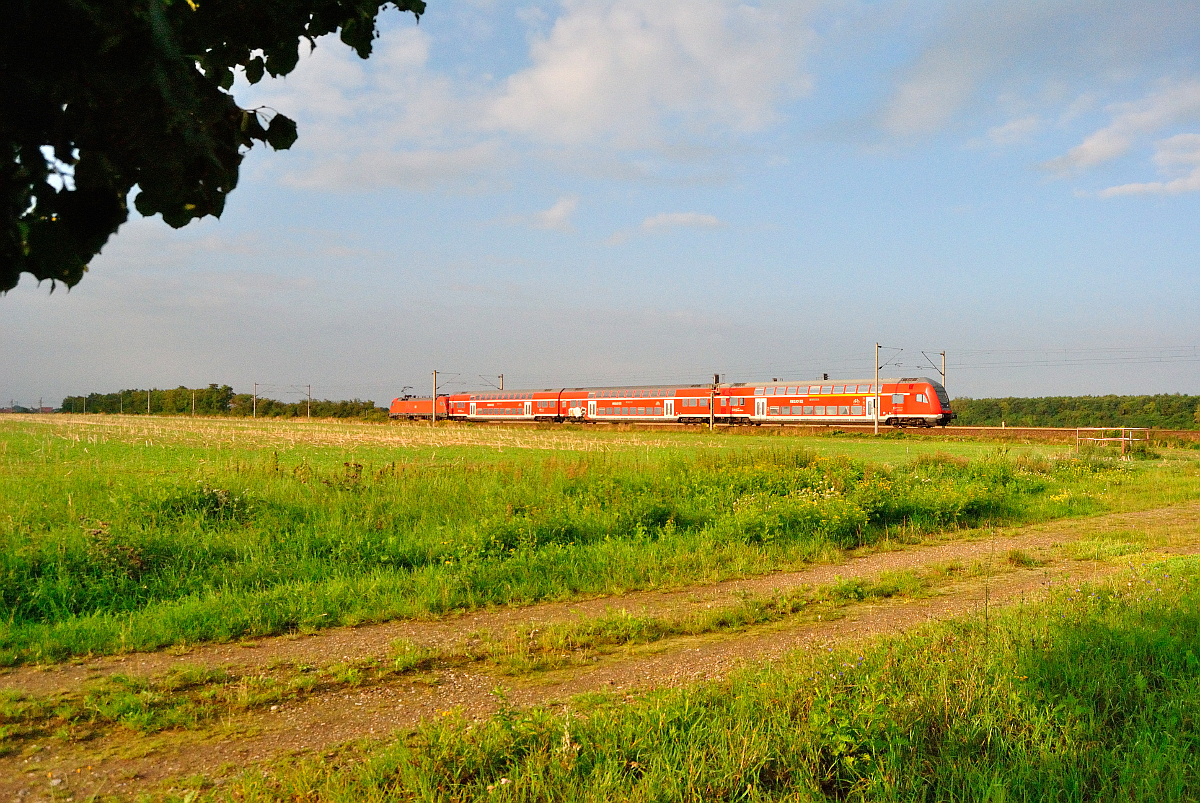 S2 von Leipzig-Mess nach Delitzsch unt Bf, noch mit Doppelstockwagen und einer Taurus am Zugschluss. Am 13.08.2016 bei Deitzsch.

