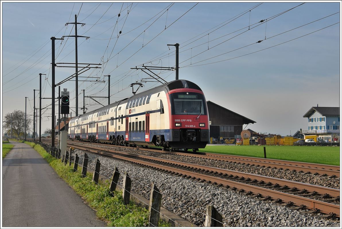 S2 mit 514 025-6 nach Ziegelbrücke bei Siebnen-Wangen. (24.10.2016)