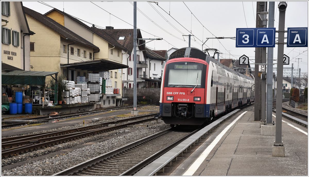 S2 mit 514 053-8 nach Zürich Flughafen in Siebnen-Wangen. (13.02.2017)