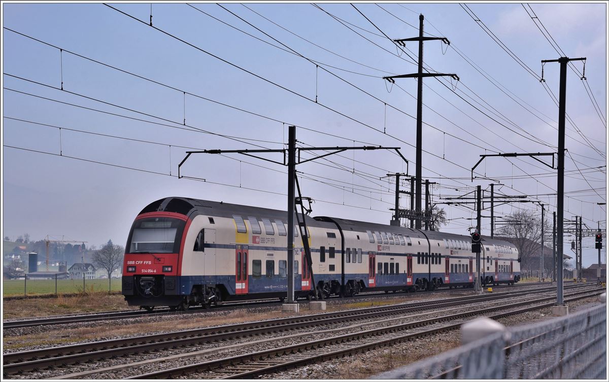 S2 mit 514 054-6 in Siebnen-Wangen. (13.02.2017)