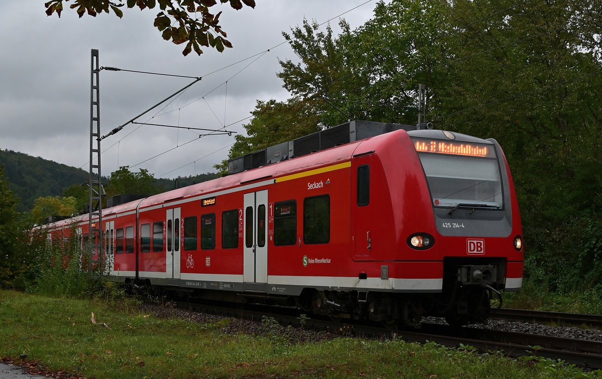 S2 nach Mosbach Baden verlässt Neckargerach am Abend des 1. Oktober 2020 vom 425 214 geführt nach Binau.