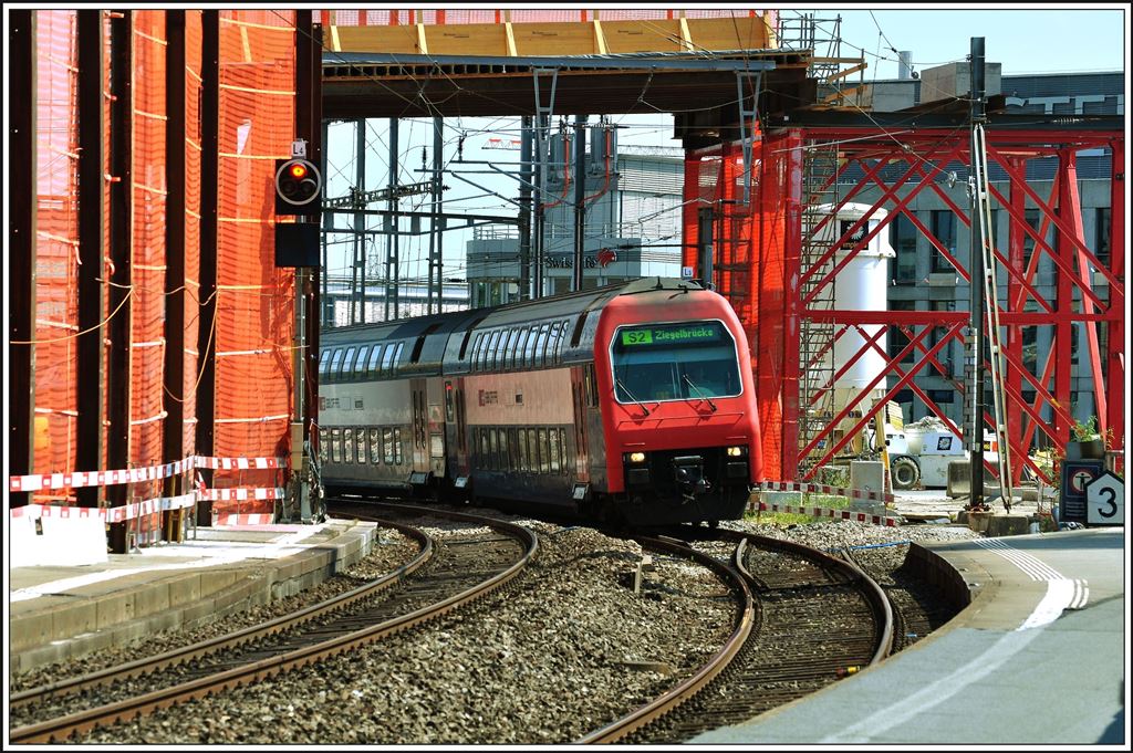 S2 nach Ziegelbrücke in Schräglage bei der Einfahrt in Zürich Oerlikon. (19.06.2014)