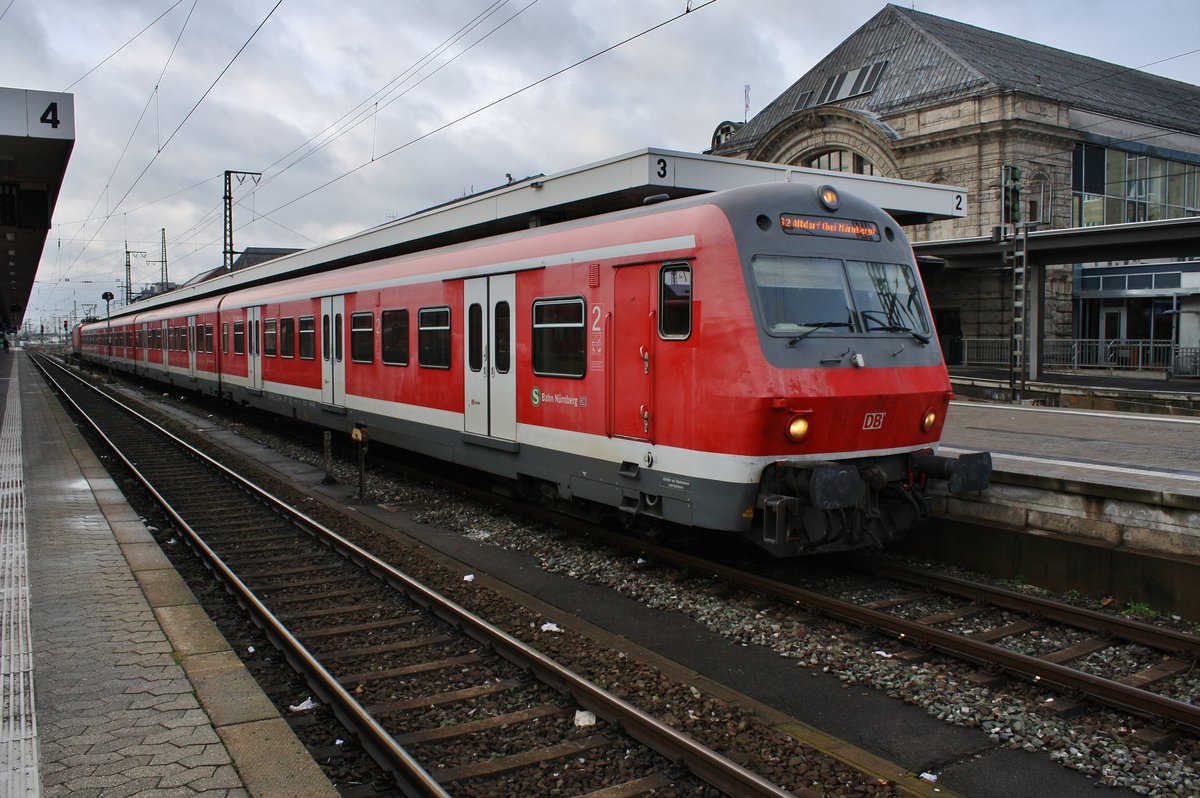S2 von Roth nach Altdorf(b Nürnberg) wartet am 28.12.2017 im Nürnberger Hauptbahnhof auf Abfahrt. Schublok war 143 358-0.