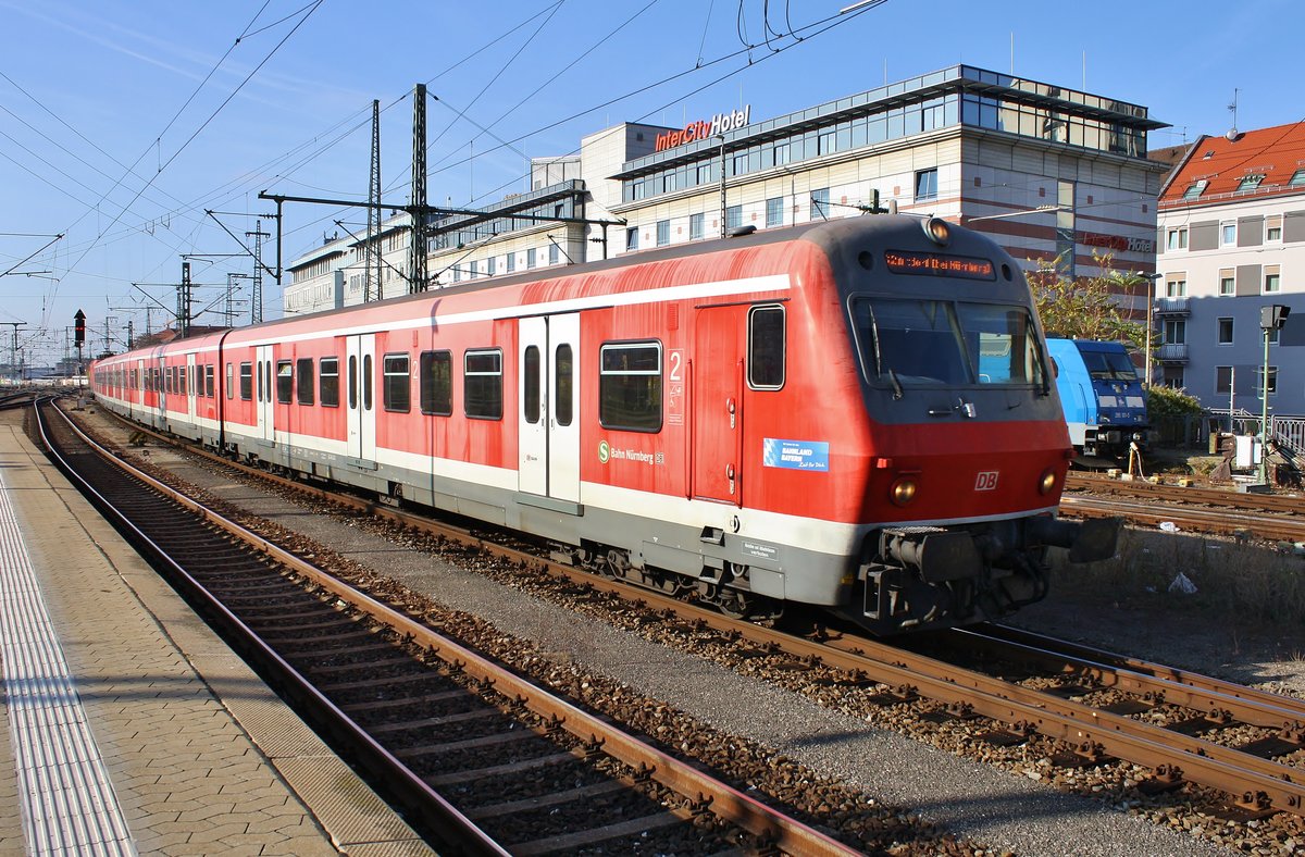 S2 von Roth nach Altdorf(b Nürnberg) erreicht am 15.11.2018 den Nürnberger Hauptbahnhof. Schublok war 143 247-5.