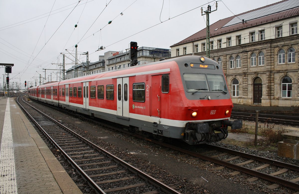 S2 von Schwabach nach Feucht erreicht am 28.12.2017 den Nürnberger Hauptbahnhof. Schublok war 143 358-0.