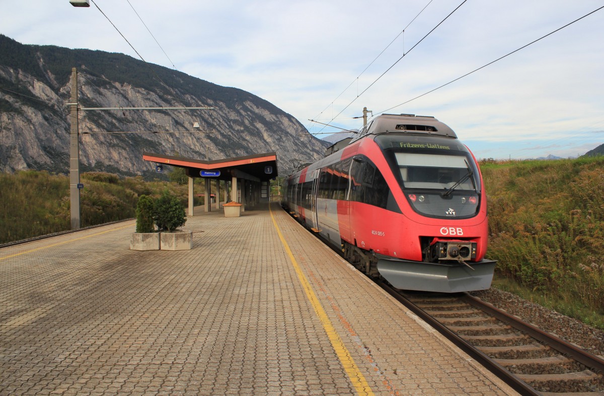 S2 der Tiroler Schnellbahn beim Halt in der Haltestelle Haiming auf dem Weg nach Fritzens-Wattens, Anfang Oktober 2012