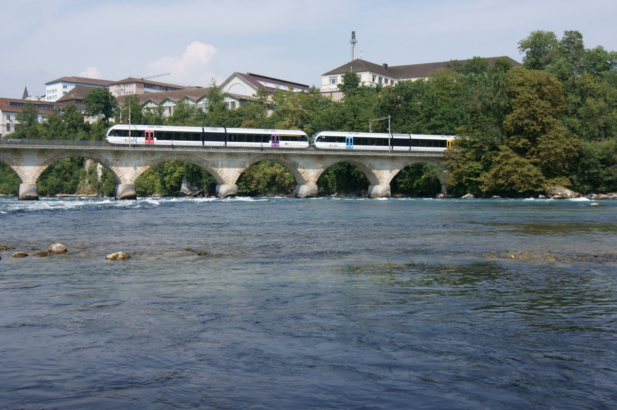 S20361 in Form eines Be 2/6 und eines Be 2/8 der Thurbo AG überquert den Rhein oberhalb des Rheinfalls bei Neuhausen am Rheinfall. (09.08.2015) 