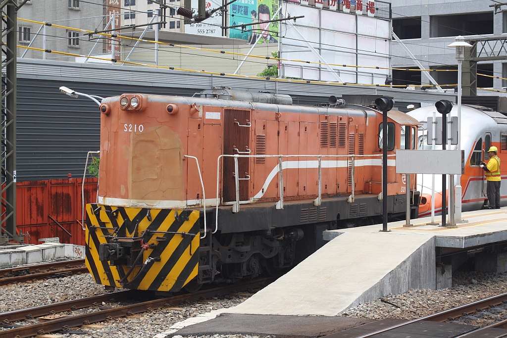 S210 (A1A'A1A'-de, GM-EMD, Type GL8, Bauj. 1961, Fabr.Nr. 26345)am 07.Juni 2014 beim Verschub in der Kaohsiung Station.