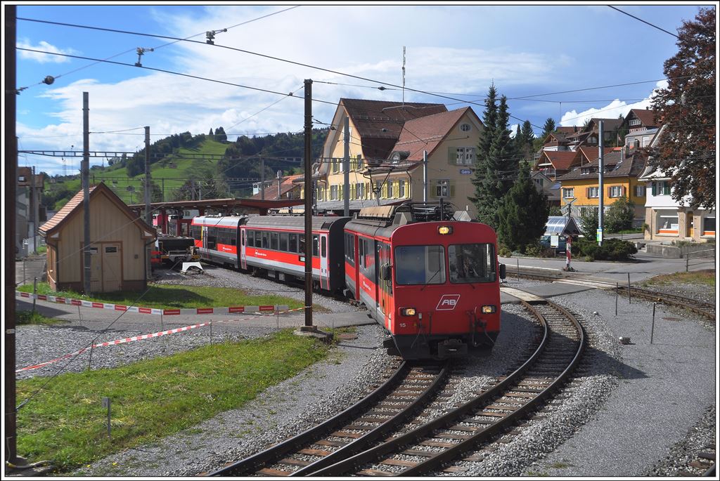 S22 2137 nach Appenzell quitscht durch die enge Kurve inGais. BDeh 4/4 15 und ABt 123. (21.09.2014)