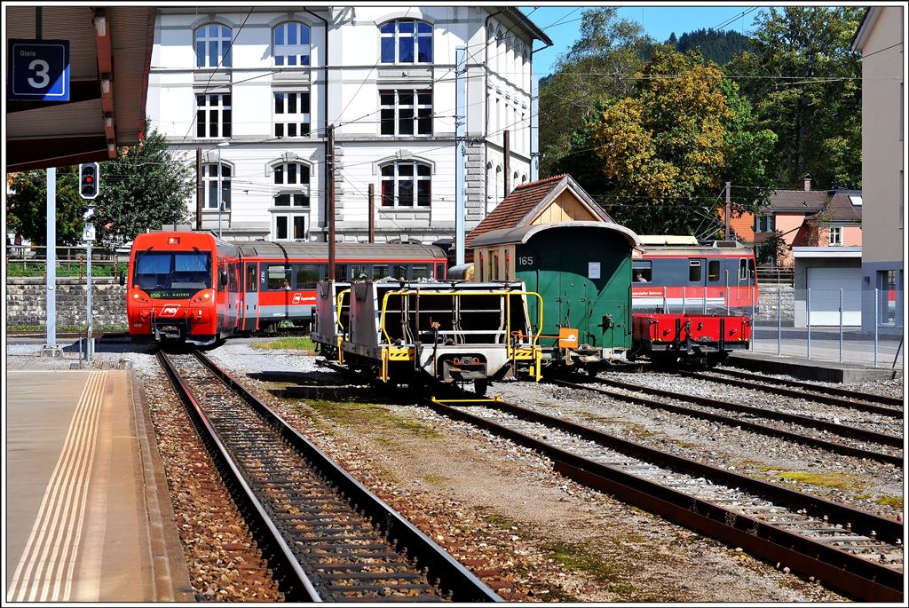 S22 2140 nach St.Gallen mit ABt 122 an der Spitze zwängt sich durch die scharfe Einfahrtskurve in Gais. (21.09.2014)