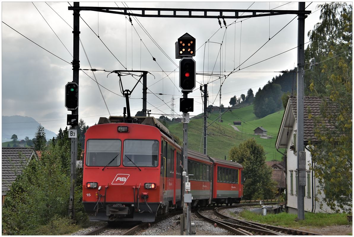 S22 2151 mit BDeh 4/4 15 nach Teufen verlässt Gais. (04.09.2018)