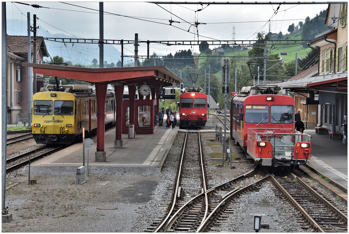 S22 2160 mit BDhe 4/4 13 nach Teufen, S22 2157 mit BDhe 4/4 15 nach Appenzell haben Anschluss in Gais nach Altstätten Stadt mit der S24 3163 BDhe 4/4 16. (04.09.2018)
