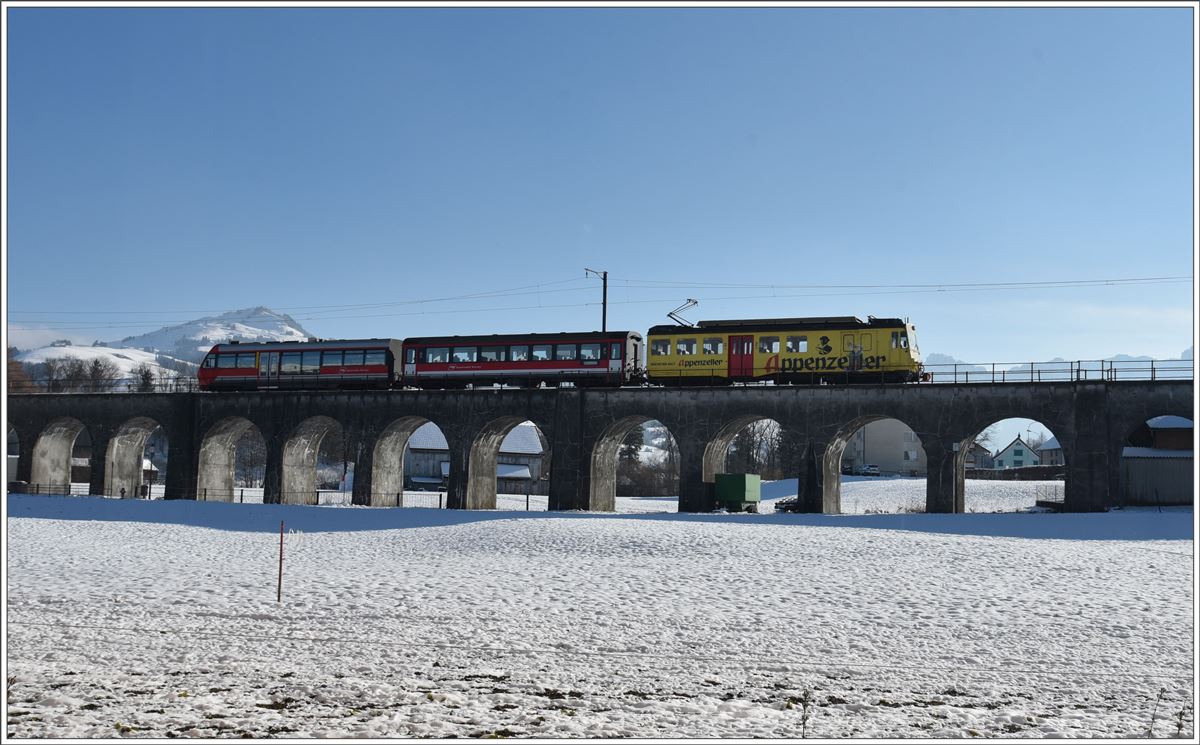S22 von St.Gallen auf dem Sitterviadukt in Appenzell mit BDeh 4/4 13  Appenzeller Alpenbitter  fotografiert aus dem Fabrikgebäude, wo eben dieses Getränk hergestellt wird. (02.12.2017)