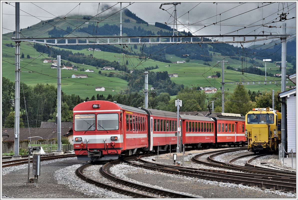 S23 1143 mit BDe 4/4 43 und ABt 143 nach Wasserauen verlässt Appenzell. (18.09.2017)