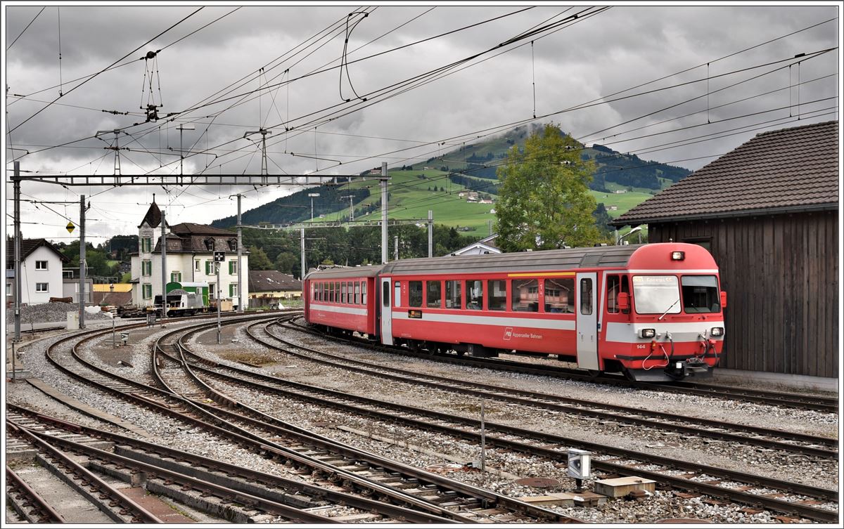 S23 1148 aus Wasserauen mit ABt 144 trifft in Appenzell ein. (18.09.2017)