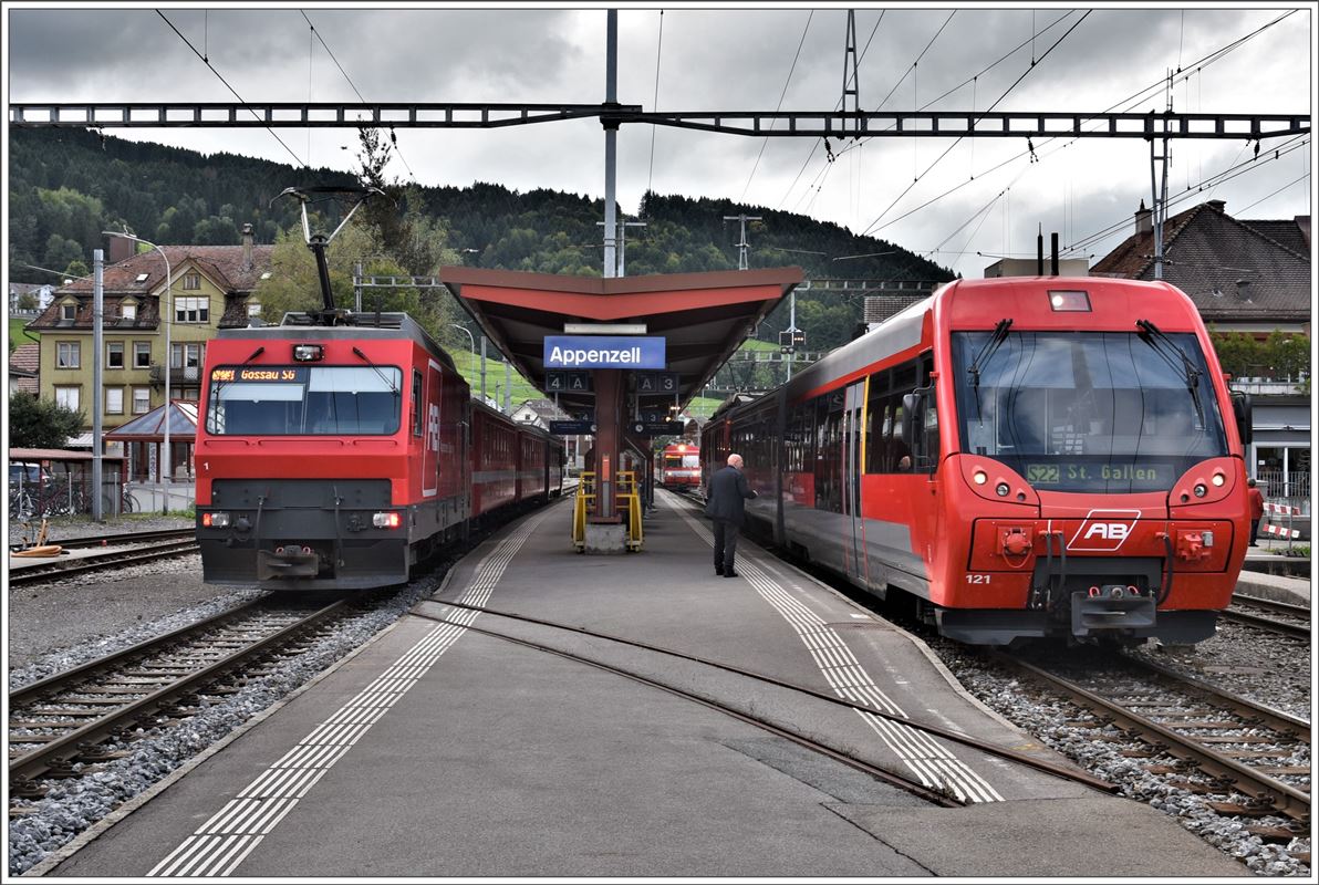 S23 1158 mit Ge 4/4 1 nach Gossau SG, S22 2160 mit ABt 121 nach St.Gallen und dahinter S23 1153 mit BDe 4/4 45 treffen sich in Appenzell. Die Ge 4/4 1 wurde ursprünglich für den Rollbockverkehr beschafft. Das Gleis quer zum Bahnsteig ist der Rest eines einstigen Anschlussgeleises. (18.09.2017)