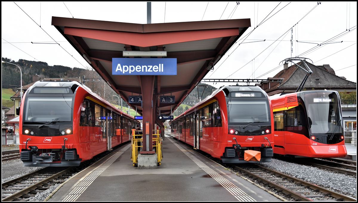 S23 nach Wasserauen mit Walzer ABe 4/12 1004, S23 nach Gossau SG mit ABe 4/12 1005 und daneben S22 nach St.Gallen mit Tango ABe 8/12 4108/4008 in Appenzell. (02.12.2018)