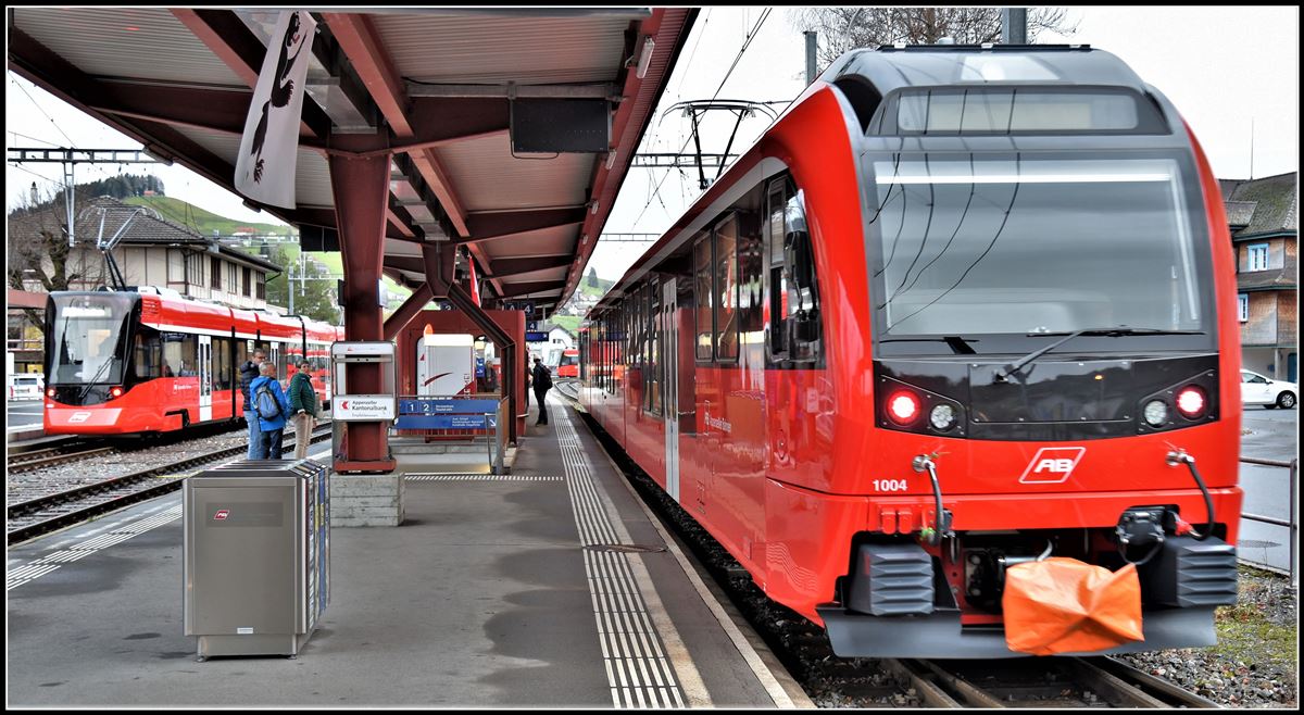 S23 nach Wasserauen mit Walzer ABe 4/12 1004 und im Hintergrund S22 nach St.Gallen mit Tango ABe 8/12 4108/4008 in Appenzell. (02.12.2018)
